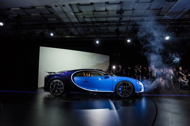 
Nhờ đó, Bugatti Chiron có thể tăng tốc từ 0-100 km/h trong thời gian dưới 2,5 giây, 0-200 km/h trong 6,5 giây và 0-300 km/h trong 13,6 giây.
