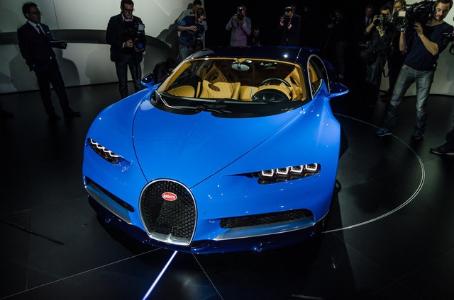 
Theo nhận xét của nhiều người, tiếng pô mà Bugatti Chiron tạo ra khá giống với đàn anh Veyron. Điều này cũng không có gì lạ khi Bugatti Chiron sử dụng động cơ W16, dung tích 8.0 lít tương tự đàn anh Veyron.
