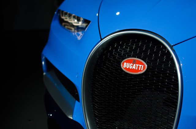 
Logo Bugatti trên đầu Chiron được làm từ bạc Sterling 970.
