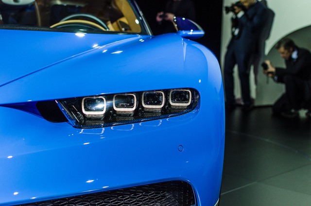 
Theo hãng Bugatti, chỉ có đúng 500 chiếc Chiron được sản xuất và bán ra thị trường. Dự kiến, Bugatti Chiron sẽ có vòng đời 8 năm. Mỗi năm, hãng Bugatti sẽ sản xuất khoảng 50 chiếc Chiron. Giá bán của siêu xe này lên đến 2,4 triệu Euro, tương đương 58,1 tỷ Đồng, đã bao gồm thuế. Hiện đã có 30% trong tổng số 500 chiếc Bugatti Chiron được đặt hàng.
