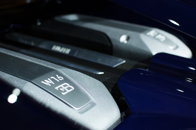 
Tuy nhiên, 4 bộ tăng áp của Bugatti Chiron đã được nâng cấp để tạo ra sức mạnh lớn hơn cho động cơ. Cụ thể, Bugatti Chiron sở hữu công suất tối đa lên đến 1.500 mã lực và mô-men xoắn cực đại 1.600 Nm. Con số tương ứng của đàn anh Bugatti Veyron tiêu chuẩn là 1.001 mã lực.
