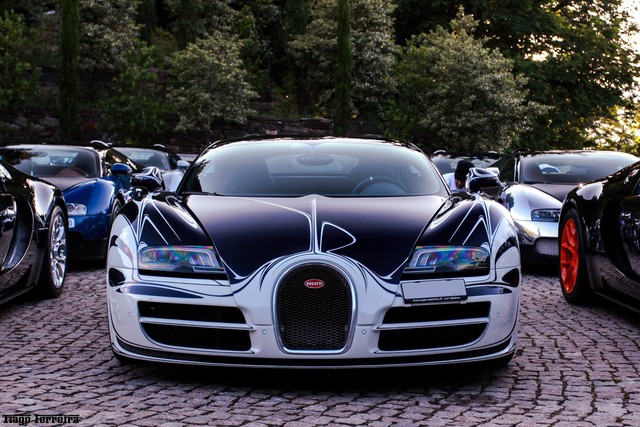 
Chính vì vậy, siêu xe này còn được gọi là Bugatti Veyron phiên bản gốm sứ. Mức giá cho bản đặc biệt này là 2,5 triệu USD.
