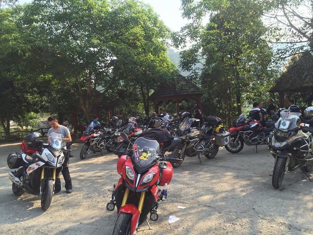 Ngoài ra, người em là BMW S1000XR thuộc dòng Adventure Sport cũng chiếm tình cảm của các thành viên trong đoàn Motorad GS Việt Nam. Trong ảnh là bộ đôi S1000XR màu trắng và đỏ cùng đông đảo những chiếc BMW GS. Ảnh: Nghiêm Huân