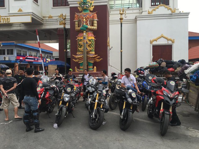 
Để xem giải đua mô tô phân khối lớn World Superbike (SBK) đang diễn ra tại trường đua quốc tế Chang, Thái Lan, các biker Việt đã di chuyển từ 700 đến 1.000 km sang nước bạn theo dõi. Ảnh: Su Lê
