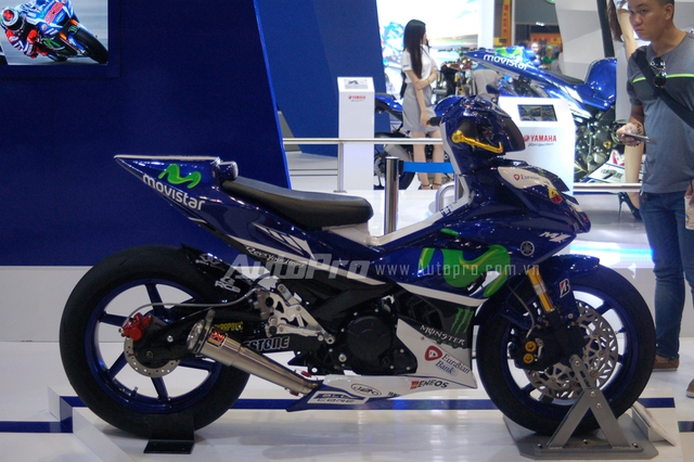 
Điểm nổi bật của chiếc xế độ này là dàn áo được mô phỏng theo phong cách Movistar của đội đua Yamaha Movistar Racing trong đường đua MotoGP 2016.
