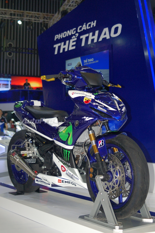 Đèn pha được sơn đen bí ẩn và tạo cảm giác khá hầm hố, ngoài ra, cặp thắng đĩa cỡ lớn của bánh trước cũng tạo nên điểm nhấn cho xế độ này.