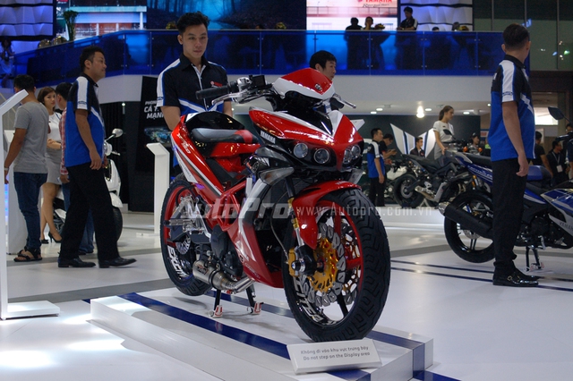 
Thực chất với nhiều người chơi xe tại Việt Nam, chiếc Yamaha Exciter 150 trong màu đỏ-trắng có phong cách độ không xa lạ, khi được trang bị dàn áo của chiếc xe côn tay X1R tại thị trường Thái Lan.
