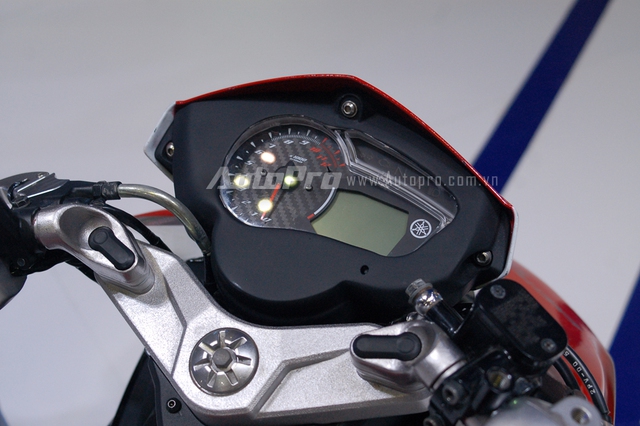 
Ghi đông phong trần trên phiên bản X1R của Thái Lan được giữ nguyên. Cụm đồng hồ mới có thiết kế đẹp mắt khi có dạng kỹ thuật số kết hợp với analog cho vòng tua máy thể hiện thiết kế thể thao.
