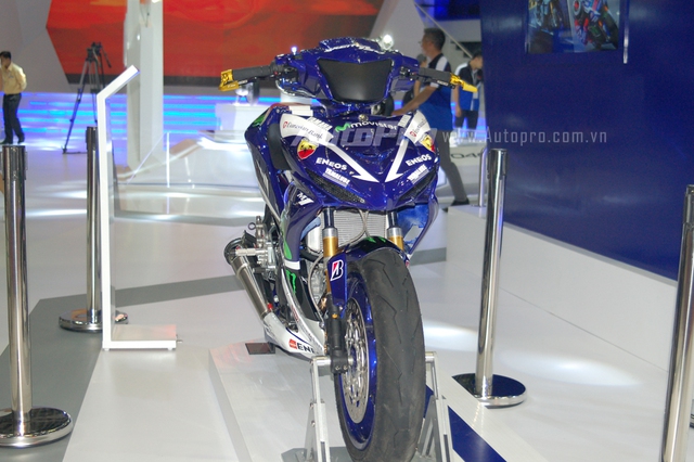 
Tại triển lãm xe máy Việt Nam 2016, gian hàng Yamaha mang đến sự thú vị cho khách tham quan khi trưng bày đến 2 chiếc xế độ dựa trên phiên bản Exciter 150 phân khối.
