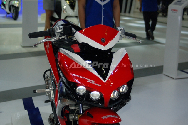 
Trong đó điểm nhấn quan trọng và thu hút nhiều sự chú ý là cặp đèn pha đôi hình chữ V chiếm gần hết mặt nạ phía trước được mạnh dạn loại bỏ, thay vào đó là 4 bóng đèn LED dạng gương cầu, được chia đôi 2 bên và khi nhìn trực diện có kiểu dáng như mắt cú.
