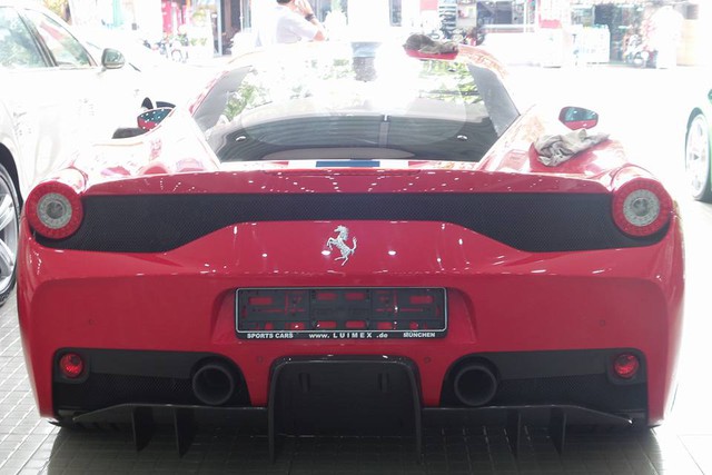 
Đuôi xe được thiết kế theo phong cách xe đua F1 với cản va sau thể thao và cặp ống xả đơn đặt đối xứng, thay cho cụm 3 ống xả nằm chính giữa như Ferrari 458 Italia.
