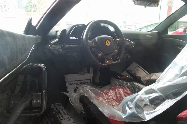 
Bên trong khoang lái chiếc Ferrari 458 Speciale đầu tiên tại Việt Nam là chất liệu da Alcantara cao cấp cùng nhiều chi tiết bằng sợi carbon.
