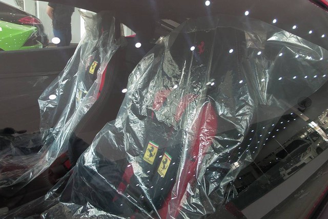 
Bộ ghế ngồi thể thao nổi bật với 2 gam màu đỏ-đen và dây đai an toàn độc đáo của Ferrari 458 Speciale.
