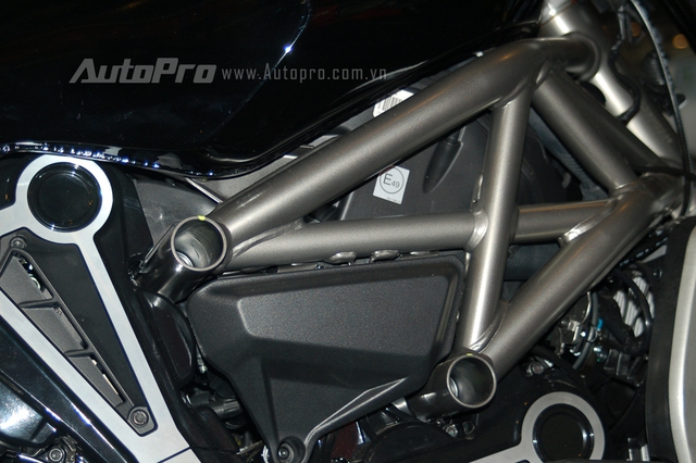 Ducati XDiavel 2016 là thế hệ hoàn toàn mới của dòng Diavel và đã được khách tham quan tại triển lãm EICMA 2015 bình chọn là mẫu mô tô đẹp nhất. Thiết kế của XDiavel 2016 thể hiện tham vọng đưa chất thể thao mạnh mẽ của Ducati vào thế giới những chiếc xe cruiser thuần chủng.