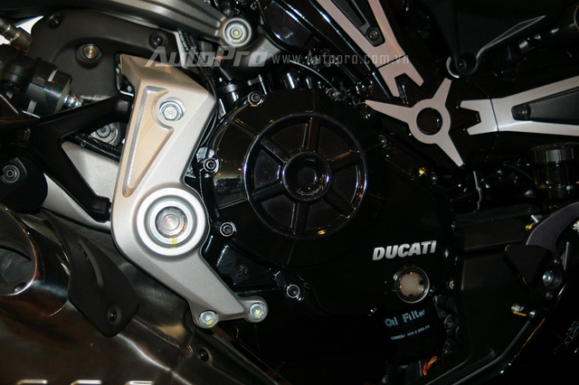 
Trái tim của Ducati XDiavel mới là khối động cơ Testastretta V-Twin, dung tích 1.262 phân khối, sản sinh công suất 156 mã lực tại vòng tua máy 9.500 vòng/phút, mô-men xoắn cực đại 129 Nm tại 5.000 vòng/phút, đi kèm hộp số 6 cấp. Động cơ kết hợp với công nghệ van biến thiên DVT giúp giảm lượng nhiên liệu tiêu thụ cũng như tình trạng rung giật.
