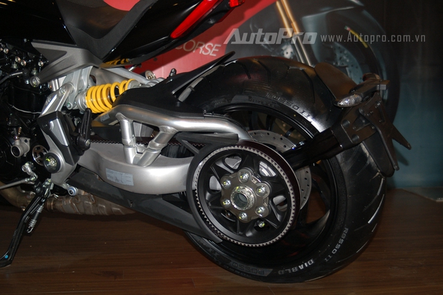 
XDiavel là dòng xe đầu tiên của Ducati sử dụng hệ truyền động bằng dây cu-roa thay cho bộ nhông xích thông thường.
