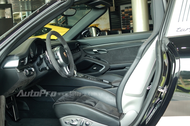
Bên trong khoang lái, Porsche 911 Targa 4 GTS được trang bị bộ ghế thể thao với điểm nhấn là logo GTS trên tựa đầu được thêu màu bạc. Nội thất xe được bọc bằng chất liệu Alcantara cao cấp với 2 màu đen-bạc.
