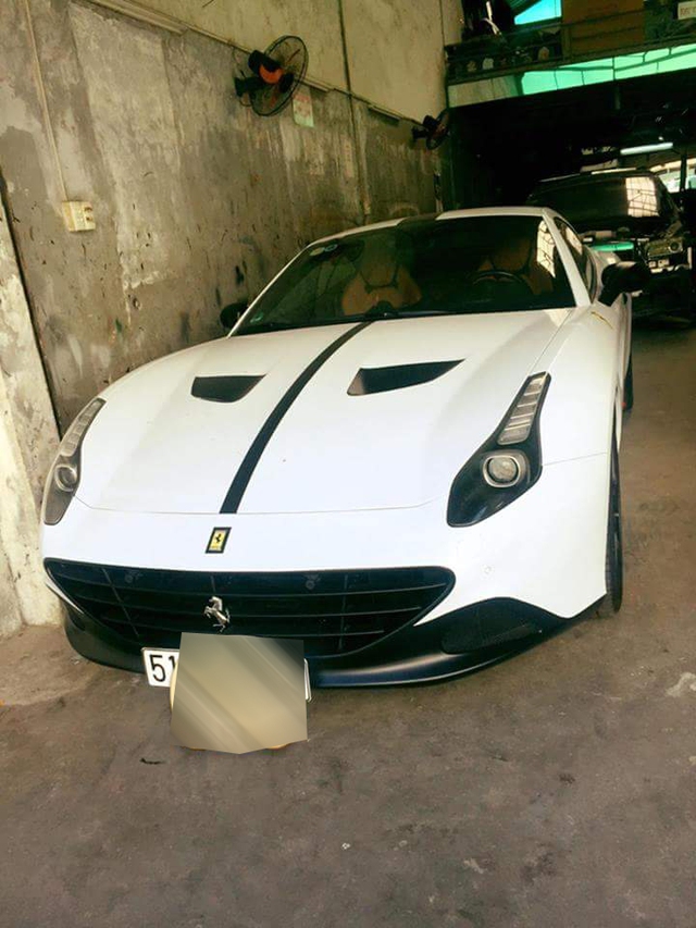 
Ferrari California T 2015 trong bộ áo trắng ngà. Ảnh: Libra Thuận
