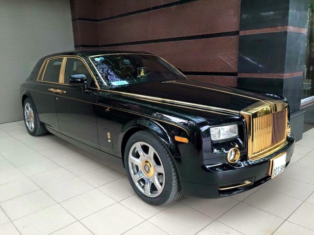 Cặp đôi Rolls Royce Phantom Mạ Vàng ấn Tượng Nhất Việt Nam 