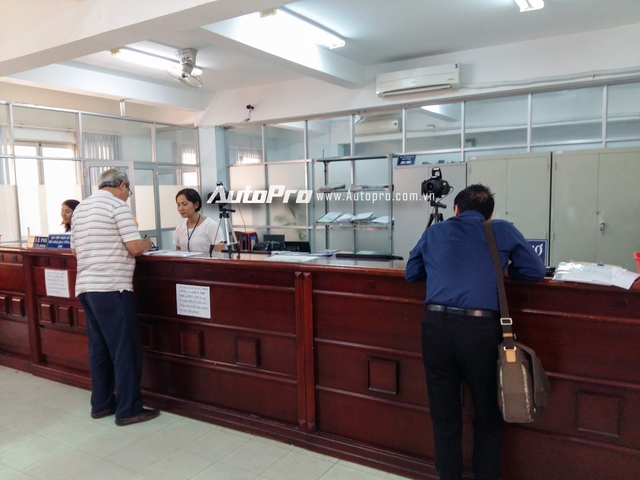 Người dân đóng lệ phí 135.000 Đồng và nhận giấy hẹn 5 ngày sau sẽ được cấp giấy phép lái xe quốc tế.