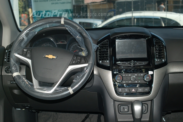 
Chevrolet Captiva 2016 có vô lăng 3 chấu thiết kế khác biệt, cụm điều khiển trung tâm mới với ít nút bấm hơn và núm chỉnh điều hòa được di chuyển đến gần hệ thống đa phương tiện.
