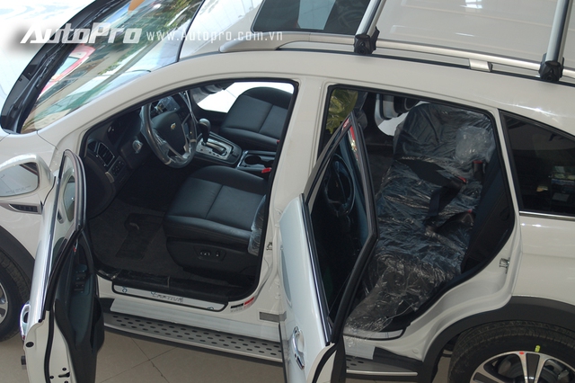 
Chevrolet Captiva 2016 được trang bị nhiều tính năng an toàn như 6 túi khí, cảnh báo va chạm trước/sau, cân bằng điện tử ESC, chống bó cứng phanh ABS, phân phối lực phanh điện tử EBD, chống trượt TCS, hệ thống treo sau cân bằng tự động, cảnh báo điểm mù và cảnh báo phương tiện di chuyển ngang khi lùi xe.

