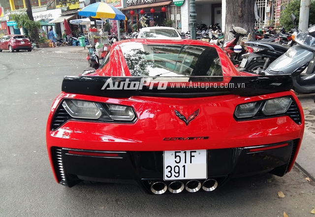 
Ngoài ra, còn có cặp đôi Chevrolet Corvette C7 Z06 màu trắng đang nằm trong showroom của một công ty nhập khẩu tư nhân tại quận 4, Tp. Hồ Chí Minh.
