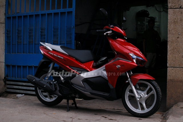 Honda Air Blade 2015 là mâuxe ga đầu tiên được cửa hàng trang bị thí điểm hệ thống chìa khóa thông minh HD Smartkey V2.