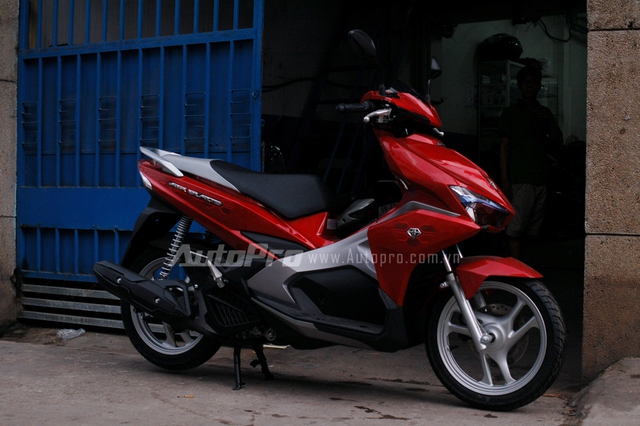 
Honda Air Blade 2015 là mâuxe ga đầu tiên được cửa hàng trang bị thí điểm hệ thống chìa khóa thông minh HD Smartkey V2.
