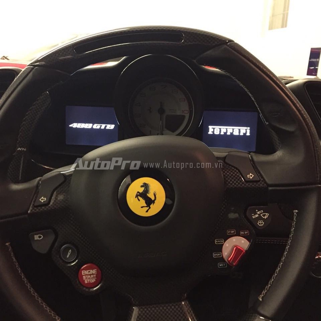 
Vô-lăng thể thao với nhiều nút bấm quen thuộc trên các siêu ngựa nhà Ferrari. Trong đó, nút khởi động màu đỏ được đặt góc bên trái. Bên phải là các chế độ lái của Ferrari 488 GTB được điều khiển thông qua nút gạt. Tất nhiên, không thế thiếu cụm lẫy chuyễn số phía sau vô lăng bằng carbon.

