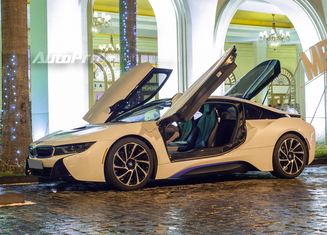 Bmw I8 Cùng Lamborghini Murcielago Lp640 Thả Dáng Trên Phố Sài Thành