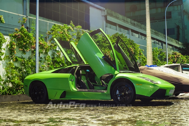 
Lamborghini Murcielago LP640 trong bộ áo xanh cốm từng rất nổi tiếng khi xuất hiện lần đầu vào năm 2010 tại Đà Nẵng. Sau đó, siêu bò còn gây choáng giới chơi xe Việt khi đeo biển kiểm soát tứ quý 8 và được cho là món quà của người bố tặng cho cậu con trai 9X khi hoàn thành 12 năm đèn sách.
