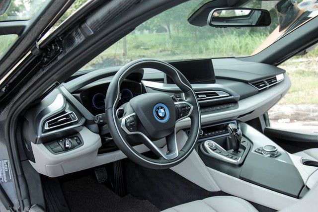 
Kết hợp cả động cơ xăng và mô-tơ điện, BMW i8 có thể tăng tốc từ 0-100 km/h trong 4,4 giây trước khi đạt vận tốc tối đa 250 km/h. Mức tiêu thụ nhiên liệu của BMW i8 khá ấn tượng với 2,1 lít/100 km.
