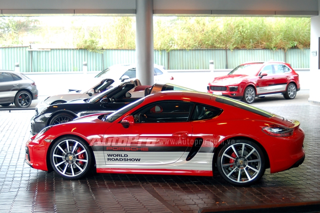 
Bộ 3 xe thể thao cao cấp Porsche Cayman GTS đỏ, 911 Targa 4 GTS đen bóng và Cayman GT4 trong bộ áo trắng muốt.
