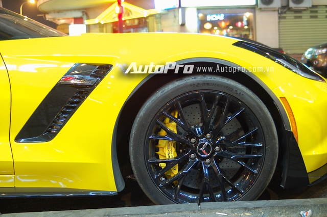 Có thể thấy, Chevrolet Corvette C7 Z06 hội tụ cả hai yếu tố giá rẻ và công suất tối đa nên tạo cơn sốt tại Việt là điều dễ hiểu.