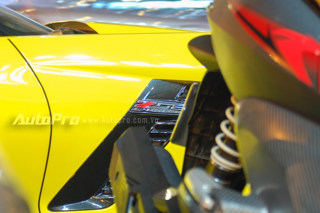 
Bên sườn xe có hốc gió lớn được thiết kế khoẻ khoắn. Logo Z06 như dấu hiệu nhận biết của phiên bản thấp hơn Chevrolet Corvette C7 Stingray.
