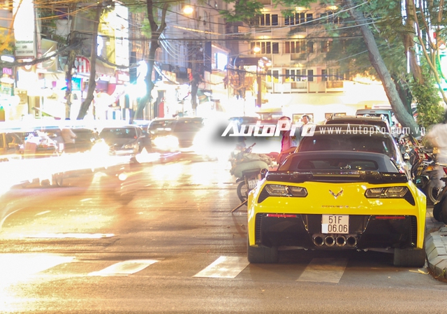 
Ngoài ra, công suất tối đa 650 mã lực cũng tạo nên sức quyến rũ cho Chevrolet Corvette C7 Z06 trong mắt các tay chơi tốc độ Việt. Ví dụ như đại gia võng xếp Duy Lợi, chủ nhân của chiếc Chevrolet Corvette C7 Z06 đầu tiên tại Việt Nam ra biển số trắng và lăn bánh trên phố.
