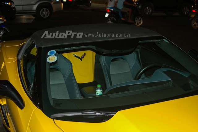 
Bên trong chiếc Chevrolet Corvette C7 Z06 mui mềm có hai ghế thể thao màu đen, đối lập với sắc vàng xuất hiện giữa hai hàng ghế. Ngoài ra, ghế ngồi còn có chức năng chỉnh điện 8 hướng và nhớ vị trí. Hệ thống giải trí nổi bật với màn hình cảm ứng 8 inch ở vị trí trung tâm cùng hệ thống âm thanh Bose 10 loa mang đến trải nghiệm thú vị cho người lái.
