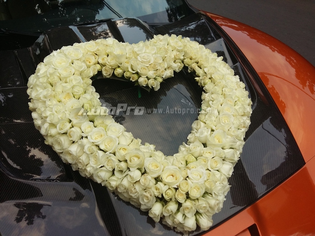
Đầu xe nổi bật với hoa hồng trắng kết hình trái tim đặt gọn gàng trên nắp capô bằng sợi carbon. Trong khi đó, đuôi xe được trang trí hoa cưới đơn giản với dòng chữ Just Married.
