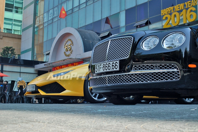 Theo giới săn xe, siêu bò Lamborghini Huracan màu vàng là chiếc ra biển số tứ quý trước. Vài tháng sau, chiếc Bentley Flying Spur W12 màu đen bóng mới xuất hiện trên phố với biển số đảo ngược so với Lamborghini Huracan.