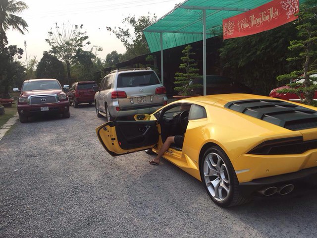 
Siêu xe Lamborghini Huracan tứ quý 8 bị bắt gặp dạo phố Tây Ninh vào sáng nay, ngày 24/3/2016. Ảnh: Trần Nghĩa
