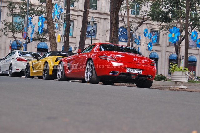 
Cặp đôi Mercedes SLS AMG và Chevrolet Corvette Z06 mui mềm sở hữu bộ áo nổi bật trong những ngày đầu xuân thu hút nhiều sự chú ý.
