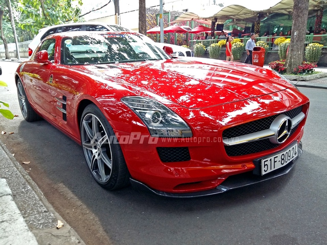 Siêu xe cửa cánh chim Mercedes SLS AMG trong bộ áo đỏ rực nổi bật trong những ngày đầu năm tụ họp cùng dàn siêu xe khá trễ. Đây là chiếc SLS thứ 3 tại thị trường Việt Nam và được phân phối chính hãng với mức giá 11,8 tỷ Đồng.