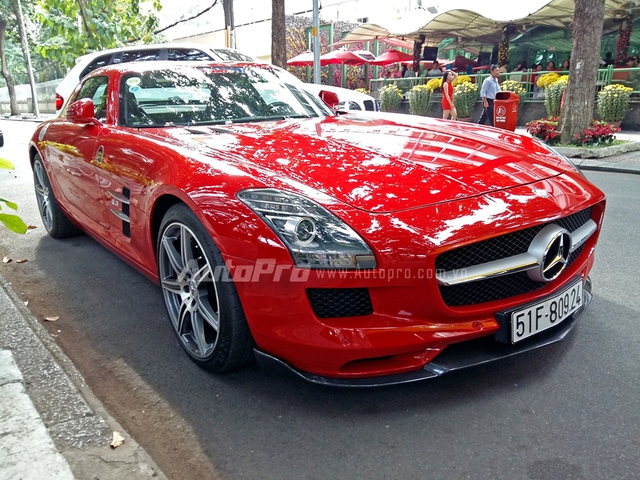 
Siêu xe cửa cánh chim Mercedes SLS AMG trong bộ áo đỏ rực nổi bật trong những ngày đầu năm tụ họp cùng dàn siêu xe khá trễ. Đây là chiếc SLS thứ 3 tại thị trường Việt Nam và được phân phối chính hãng với mức giá 11,8 tỷ Đồng.
