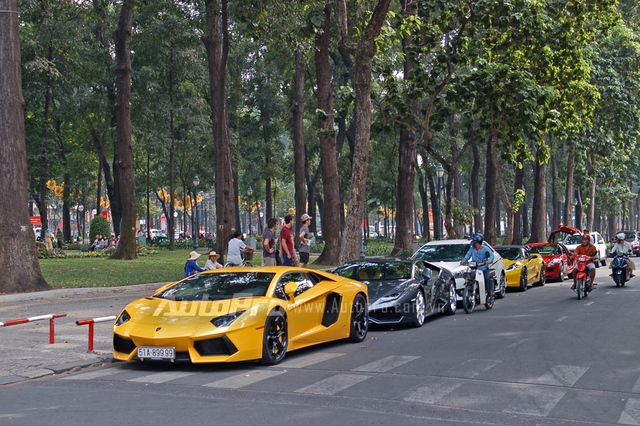 Cả 3 siêu xe Lamborghini Aventador màu vàng, Huracan xám, SLS màu đỏ và Chevrolet Corvette C7 Z06 Convertible thường xuyên được chủ nhân cho đi cùng nhau vào những ngày cuối năm Ất Mùi. Đây là lần đầu tiên các siêu xe này đỗ cùng nhau trong năm Bính Thân.