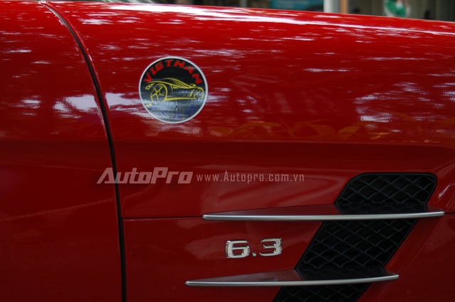 Mercedes-Benz SLS AMG được trang bị động cơ V8, dung tích 6.3 lít, sản sinh công suất tối đa 563 mã lực tại vòng tua máy 6.800 vòng/phút và mô-men xoắn cực đại 650 Nm. Động cơ kết hợp với hộp số ly hợp kép thể thao 7 cấp. Nhờ đó, Mercedes-Benz SLS AMG có thể tăng tốc từ 0-96 km/h trong 3,2 giây trước khi đạt vận tốc tối đa 328 km/h.
