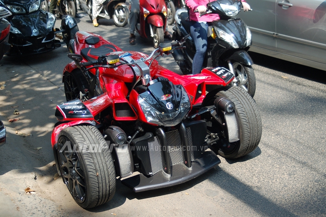 
Trong đó không thiếu những chiếc PKL độ khủng cúa các biker Sài thành xuất hiện. Trong ảnh là mẫu xế độ Lazareth Triazuma R1 thuộc diện độc nhất vô nhị tại Việt Nam. Siêu mô tô thuộc sở hữu của một người chơi xe tại Tân Phú.
