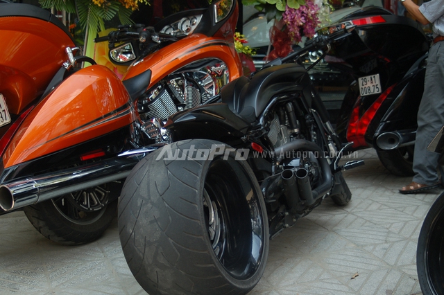 
Harley-Davidson V-Rod độ đầy ấn tượng này từng khá nổi tiếng khi xuất hiện bên cạnh Người Dơi phiên bản Việt. Có thể thấy bộ lốp kích thước khủng 360 mm được các tay chơi Việt khá ưa chuộng.

