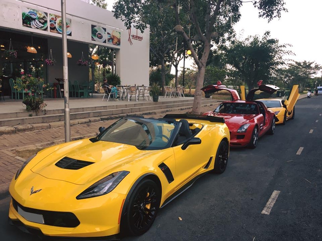 
Bộ 3 Chevrolet Corvette C7 Z06, Mercedes-Benz SLS AMG và Lamborghini Aventador LP700-4 đọ dáng cùng nhau. Tại Việt Nam, Chevrolet Corvette C7 Z06 có giá khoảng 5 tỷ Đồng, chưa tính lệ phí trước bạ.
