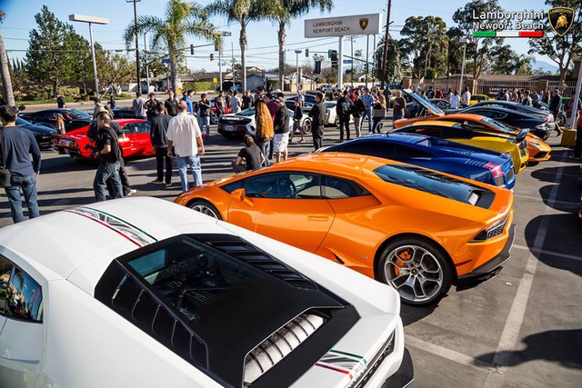 
Đoàn quân siêu xe Lamborghini trong các bộ áo bắt mắt.
